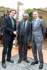 LH Franz Voves begrüßte beim FairStyria-Tag den südafrikanischen Höchstrichter Jody Kollapen und den GF Martin Ledolter von der Entwicklungshilfeagentur Österreich (v.l.) ©      
