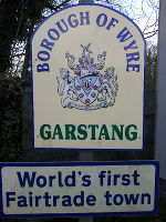 Ortstafel der Stadt Garstang (Lancashire) mit dem Zusatzschild "World's first Fairtrade town"