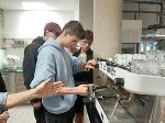 Die Schüler:innen durften dann über eine Siebträgermaschine ihren eigenen Kaffee machen. 