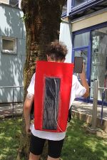 Alle Schüler:innen fertigten einen „solar backpack“ für Kinder der Partnerschule in Kenia an.